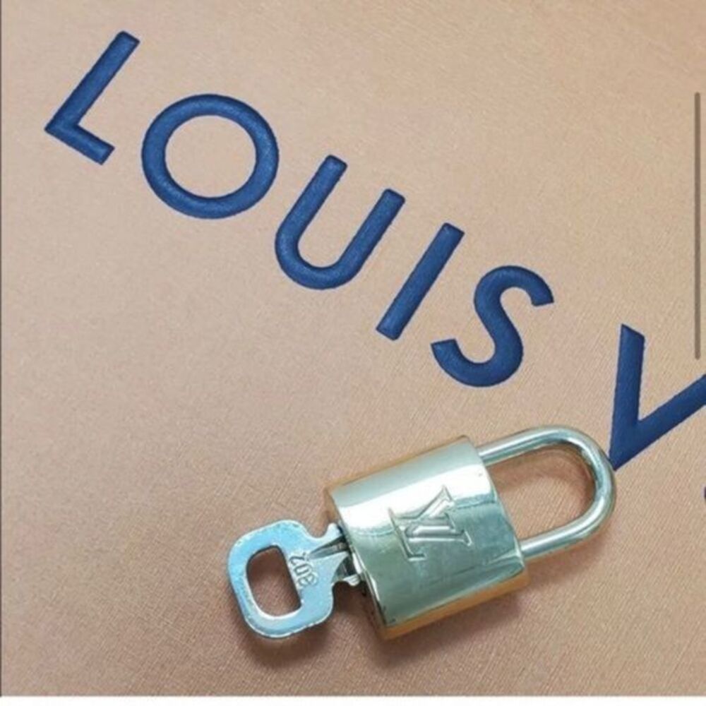 AUTHENTIC Near Mint Louis Vuitton lock and key - Picture 4 of 11